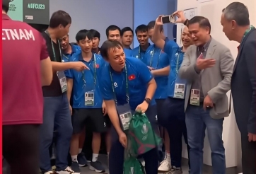U23 Việt Nam phải nhận huy chương trong phòng thay đồ, CĐV ĐNÁ phẫn nộ