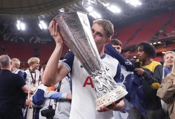 Huyền thoại MU khó hiểu khi đội nhà bỏ lỡ 'siêu trung vệ' Hà Lan