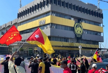 NÓNG: CĐV Malaysia đồng loạt biểu tình trước trụ sở FAM vì bê bối nhập tịch