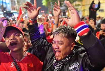 Truyền thông ĐNÁ phát sốt vì CĐV Việt Nam và Malaysia tay bắt mặt mừng