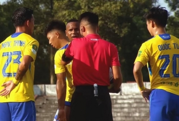 7 cầu thủ đội bóng Việt Nam bao vây trọng tài gây tranh cãi dữ dội