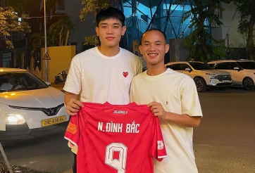 Đình Bắc tặng quà tuyển thủ Lào từng ghi bàn vào lưới tuyển Việt Nam