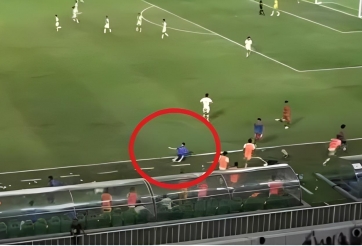 KHÔNG CÓ TRÊN TIVI: Trợ lý U19 Việt Nam bị cầu thủ Indonesia xô ngã gây phẫn nộ