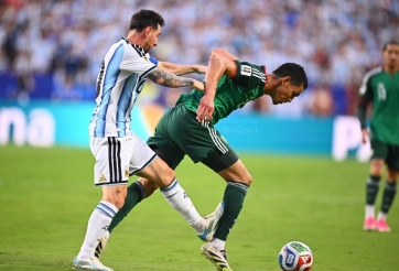 'Nóng mắt' Messi thoát thẻ đỏ, Algeria chính thức kéo FIFA vào tâm bão