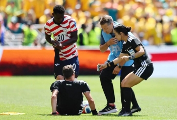 Cả World Cup sững sờ vì trọng tài phải uống nước dưa muối giữa trận