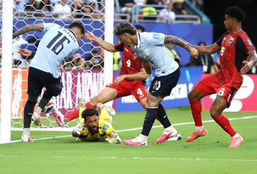 Uruguay ném bay chiến thắng, Cape Verde khiến World Cup bùng nổ