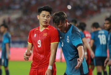 Đình Bắc bị ngôi sao cao gần 2m của Indonesia vượt qua tại AFF Cup