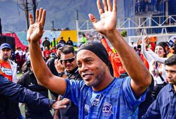 Ronaldinho gây sốt tại Italy, hàng nghìn người chờ điều đặc biệt