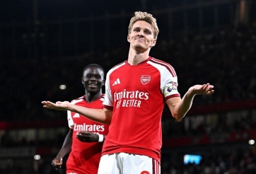 Arsenal nghiền nát Coventry, nhà vô địch gửi lời cảnh báo cực gắt