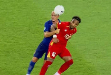 Trung vệ Thái Lan ăn vạ trước Việt Nam khiến Mỹ Đình bùng nổ phản ứng