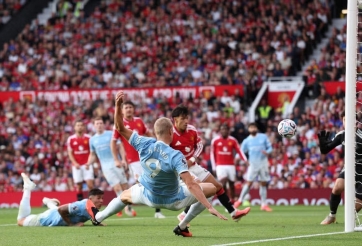 VAR bị yêu cầu xóa bỏ sau tranh cãi chấn động ở derby Manchester