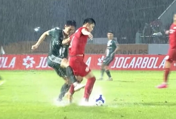 NÓNG: Ban kỷ luật VFF sẽ họp vụ Tấn Sinh đá thô bạo vào chân Đình Bắc
