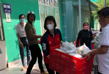 Tuyển thủ ĐT nữ Việt Nam làm hoạt động thiện nguyện tại quê nhà