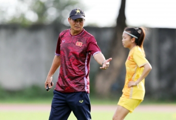 HLV Mai Đức Chung tích cực giúp Huỳnh Như bình phục chấn thương