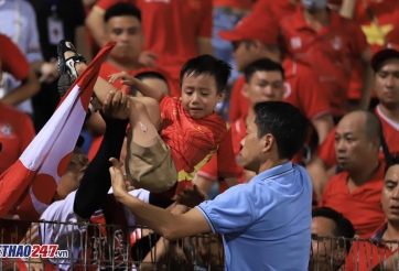 CĐV nhí Hải Phòng bị bỏng do pháo sáng trên sân Hàng Đẫy