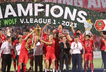 CAHN có hành động ăn mừng độc lạ sau vô địch V-League