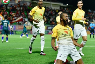 Ngoại binh V-League ghi điểm với hành động cực ấm lòng
