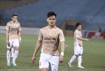 Hồ Tấn Tài không hài lòng, nổ ra tranh luận với HLV Kiatisak