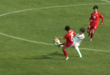 Cầu thủ Triều Tiên 'tung cước', nhận ngay thẻ đỏ trước Việt Nam