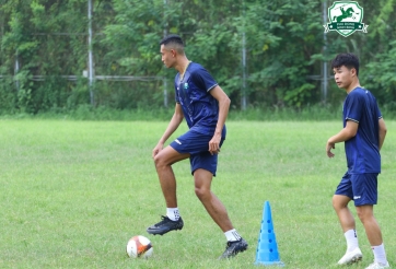 CLB hạng Nhất thử việc trung vệ Việt kiều ăn tập lò Barca