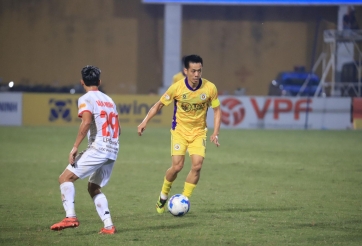 Văn Quyết tỏa sáng, Hà Nội bị gieo sầu bởi người cũ