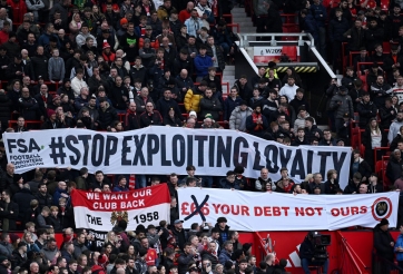 CĐV MU biểu tình tại Old Trafford, gửi thông điệp 'CLB đang chết'