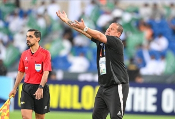 HLV Ả Rập Xê Út bất ngờ khen U17 Uzbekistan dù thua khi chơi hơn 2 người