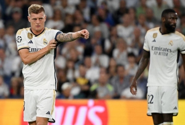 Kroos bảo vệ Rudiger sau hành động ném đá trọng tài