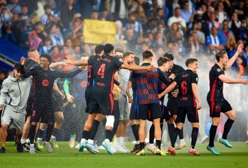 Barca bị Espanyol 'chơi khăm', xịt nước không cho ăn mừng vô địch