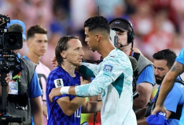 Modric chia tay World Cup trong cái ôm đầy cảm xúc với Ronaldo