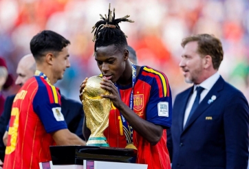 Xúc động khoảnh khắc nhà vô địch World Cup trả món nợ lớn nhất đời mình