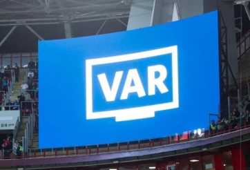 CHÍNH THỨC: UEFA 'cách mạng' VAR, trọng tài sắp được trao lại quyền lực