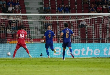 CĐV Malaysia đồng loạt gọi tên Việt Nam sau khi chứng kiến Singapore suýt tạo địa chấn