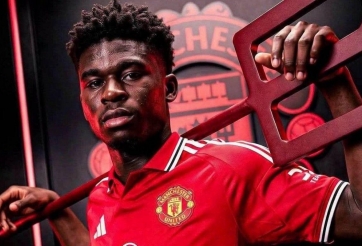 MU trao 'biểu tượng di sản' của Van Persie và Solskjaer cho tân binh Baleba