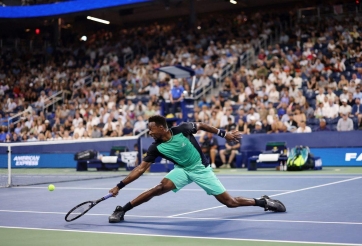 “Nghệ sĩ” làng banh nỉ mở màn show diễn cuối cùng tại US Open bằng chiến thắng lịch sử