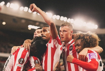 Đá hỏng penalty trước Arsenal, ngôi sao Premier League chuộc lỗi giúp đội nhà làm điều chưa từng có trong hơn 50 năm