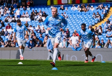 Huyền thoại MU: 'Vứt hết huy chương Premier League của Man City vào sọt rác đi'