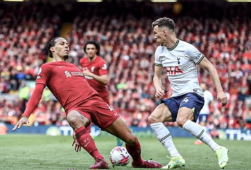 Van Dijk bị chế nhạo, 'khoảnh khắc thảm hại' của Gerrard ùa về