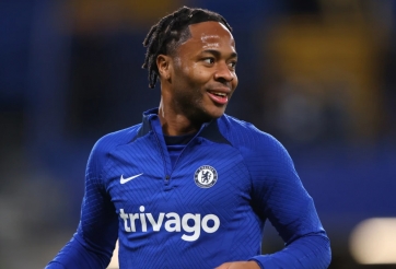 Sterling sẽ có thêm một mùa giải để chứng minh tại Chelsea