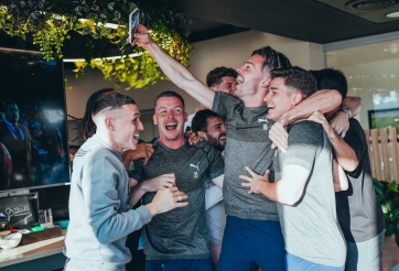 Man City ăn mừng cuồng nhiệt sau thất bại của Arsenal