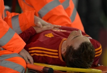 Sao Roma nhập viện khẩn cấp sau pha va chạm với cầu thủ Nhật Bản