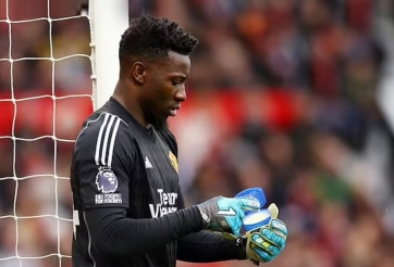 Onana bôi kem dưỡng da vào găng tay khiến NHM bối rối