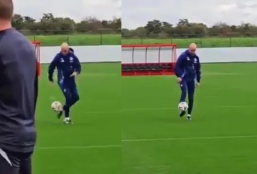 Ten Hag gây sốt với kỹ năng chơi bóng hơn cả Hojlund