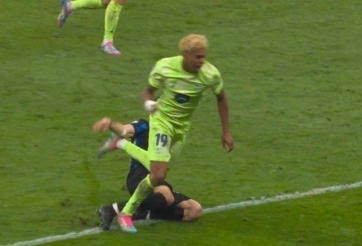 Chuyên gia giải thích pha bóng Barca 'mất penalty'