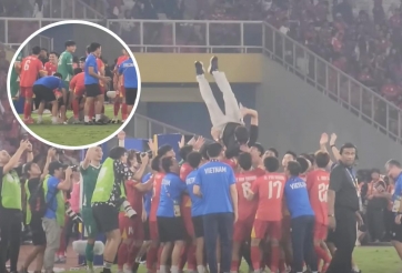 Cầu thủ U23 Việt Nam đỡ trượt khi tung HLV Kim Sang Sik lên không trung