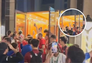 Cầu thủ Jordan đến chúc mừng và cảm ơn U23 Việt Nam