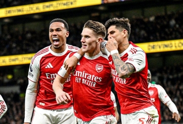 Arsenal dễ dàng hạ Tottenham, tiếp tục cuộc đua vô địch