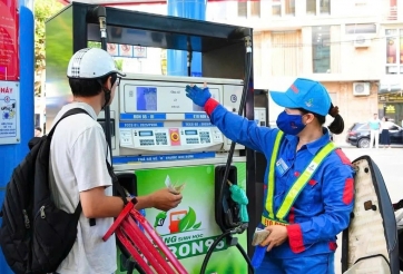 Giá xăng dầu hôm nay 25/3: Tăng mạnh trong đêm