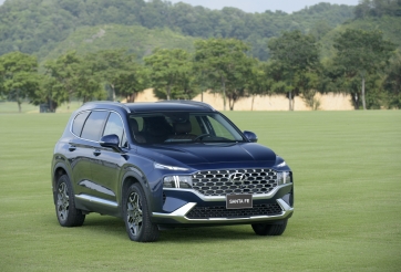 Hyundai SantaFe giảm sâu tới 160 triệu, phả sức nóng xuống Ford Everest
