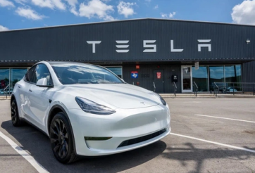 Xe đột ngột chết pin, bé gái 20 tháng mắc kẹt trong xe điện Tesla